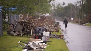 Hurikán Delta bičoval oblasť Louisiany, začal strácať na sile