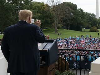 Vírus sa vraj stráca. Trump absolvoval prvé vystúpenie po nákaze