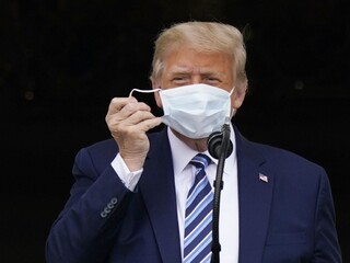 Trumpovi dovolili vyjsť z izolácie, chce sa vrátiť do kampane