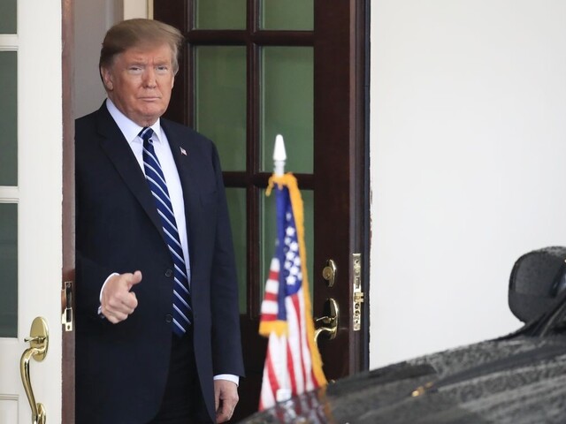 Trump na Twitteri opäť zavádzal, vraj je voči koronavírusu imúnny