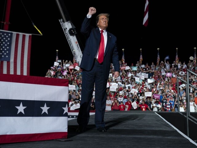 Trump má negatívne testy. Teraz som imúnny, povedal na mítingu