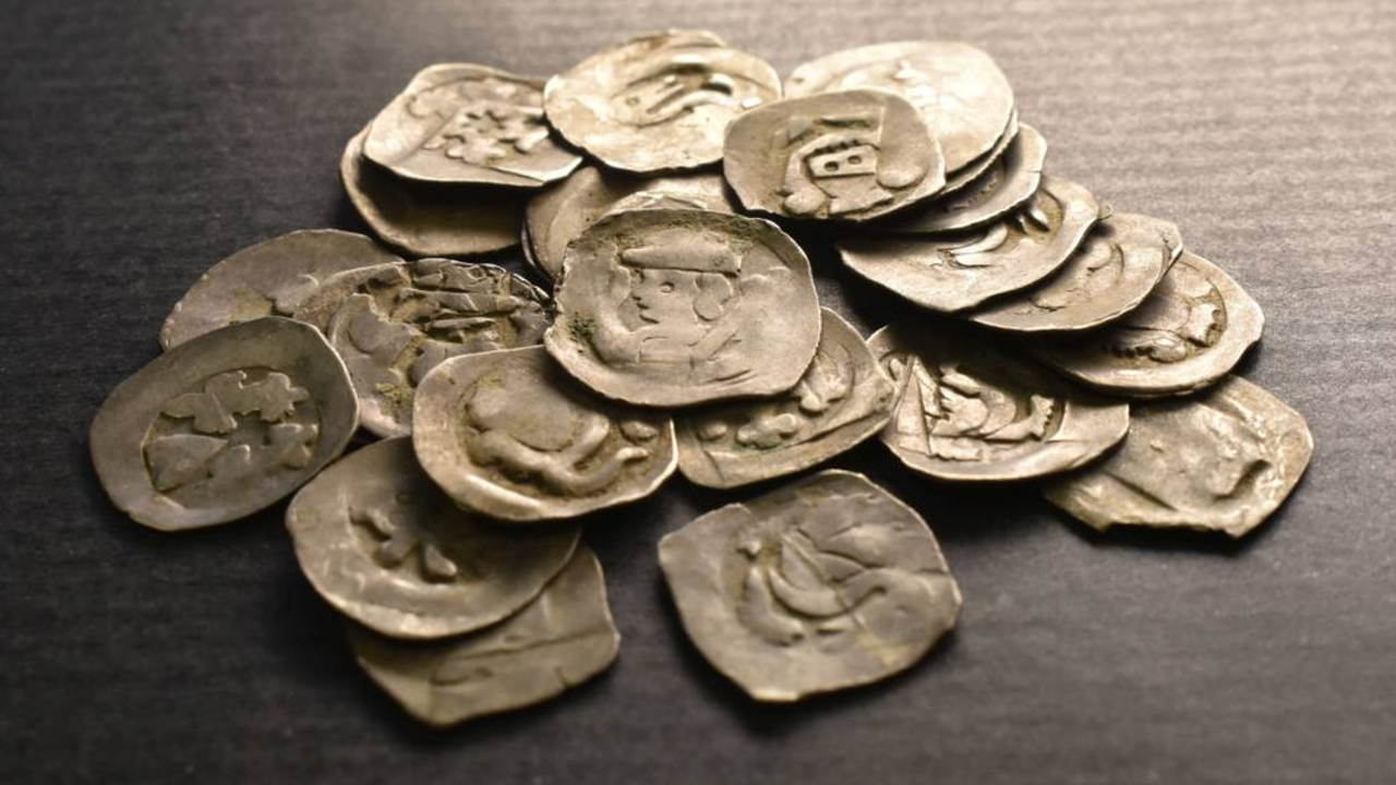 Turista sa pozrel pod vyvrátený strom, našiel stredoveký poklad