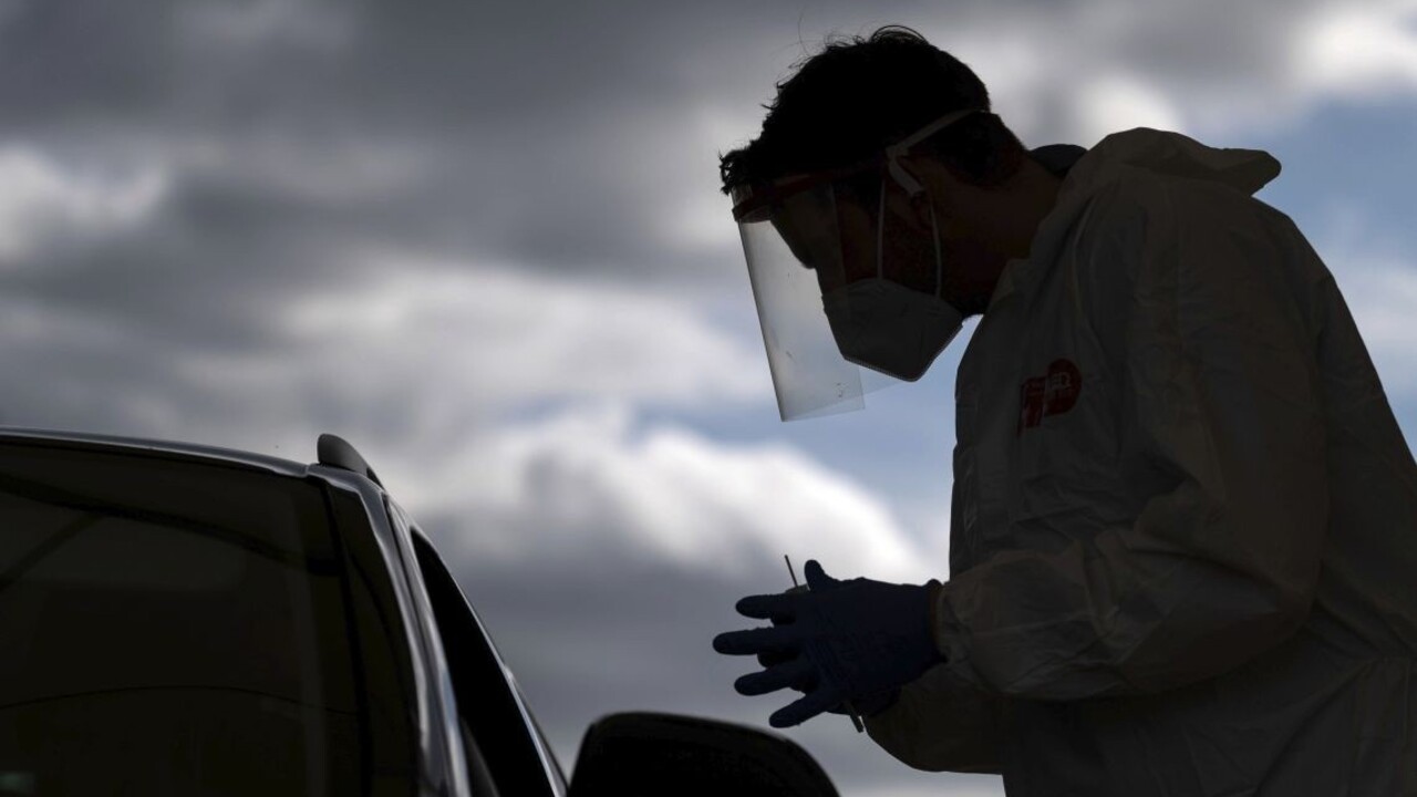 Môžeme mať 200 tisíc nakazených, tvrdil premiér. Experti nesúhlasia