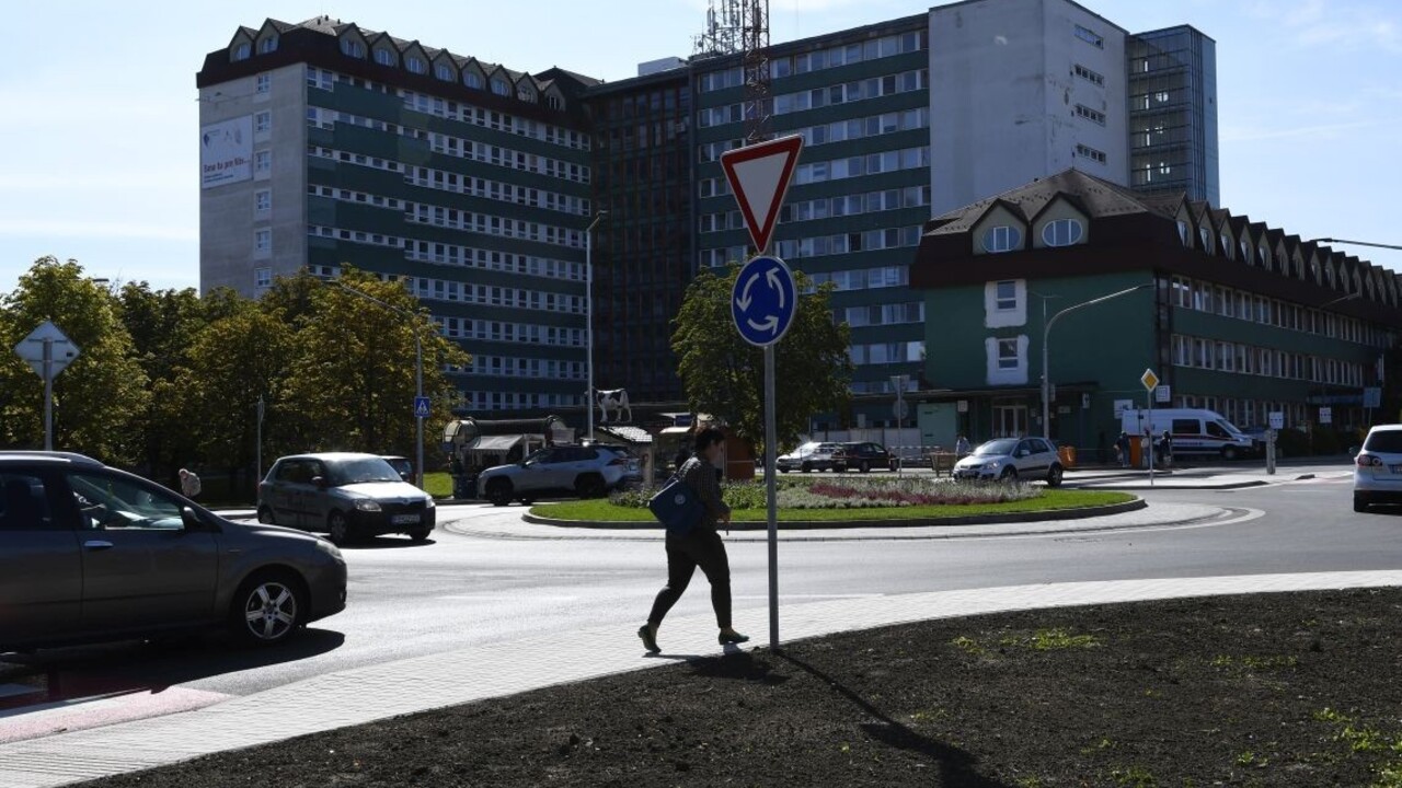 Zamorená nemocnica v Poprade: Vírus majú desiatky zamestnancov