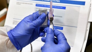 Testovanie jednej z vakcín skomplikovali zdravotné problémy