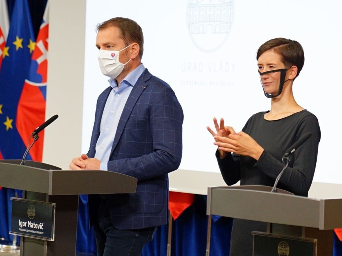Na tlačové besedy prestali volať časť tlmočníkov pre nepočujúcich