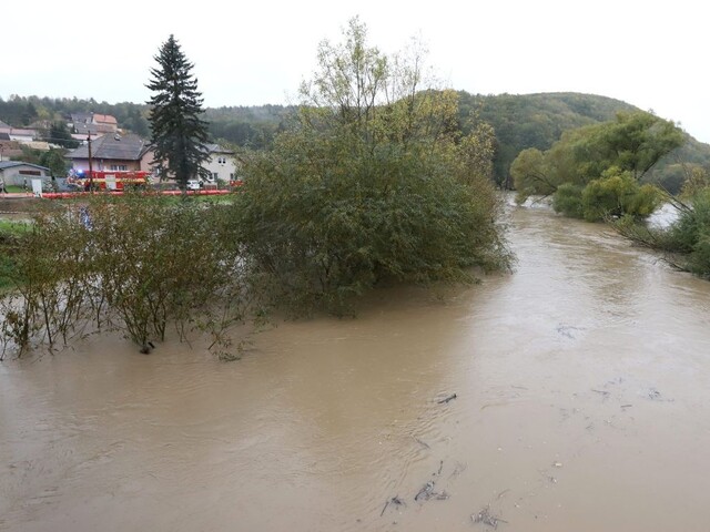 Rieky sa vyliali z korýt a zaliali okolie. Kde je to vážne?