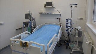 Začína byť zle. Niektorým nemocniciam sa míňajú voľné lôžka