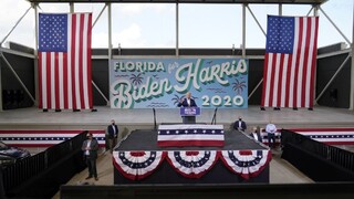 Biden v prieskumoch rekordne vedie, analytici sú však zdržanliví