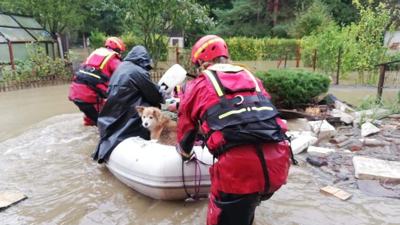 Fotogaléria: Rieky sa vylievajú, mosty uzatvárajú. Ľudí evakuujú