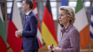 Summit EÚ bude bez šéfky eurokomisie, musí ísť do izolácie