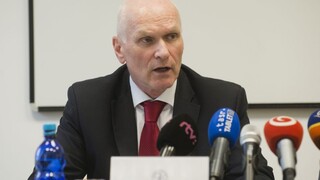 Nemocnice začali povolávať do služby ambulantných lekárov