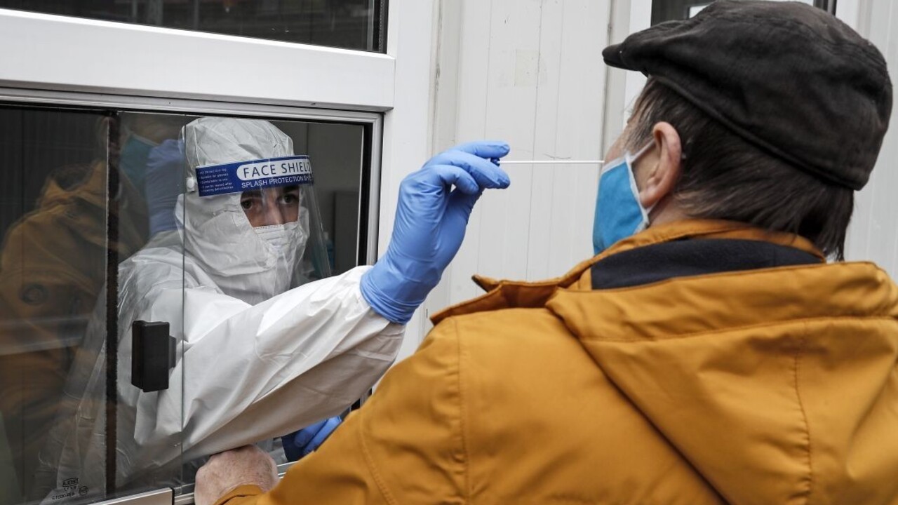 Zamorilo nemocnice. V jednej je 48 nakazených zdravotníkov, v druhej 53