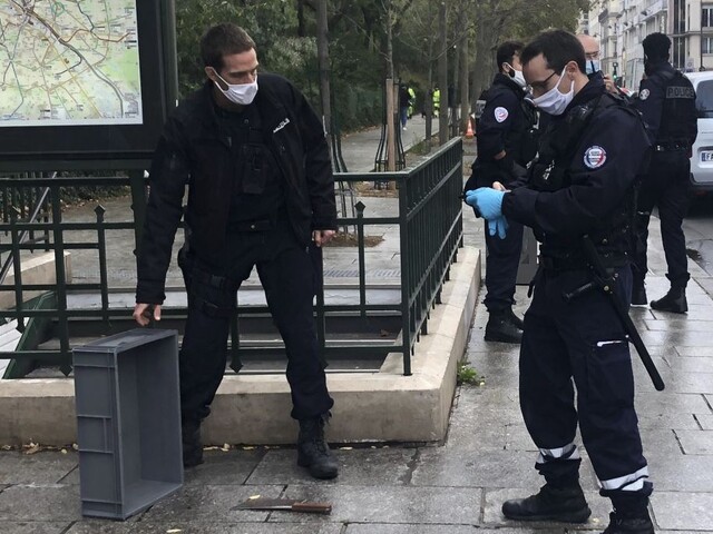 Učiteľa, ktorý ukazoval karikatúry Mohameda, sťali priamo na ulici