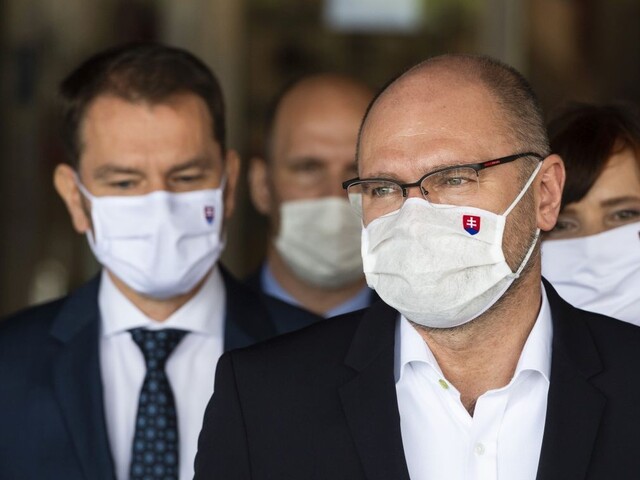 Niektorí súhlasia, iní chcú počkať. Čo si myslia o testovaní politici