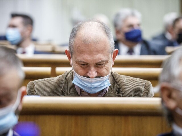 Kotleba je v karanténe. Praje si, aby mu vyšiel pozitívny test