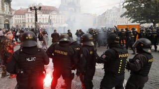 Vodné delá a ťažkoodenci. V Prahe protestovali proti opatreniam