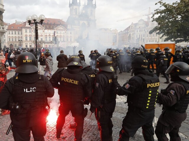 Vodné delá a ťažkoodenci. V Prahe protestovali proti opatreniam