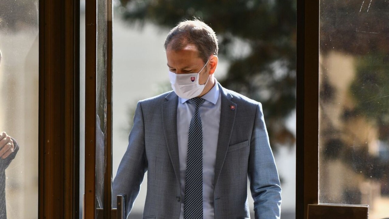 Premiér vyriešil svoj problém, býva v skolaudovanom dome