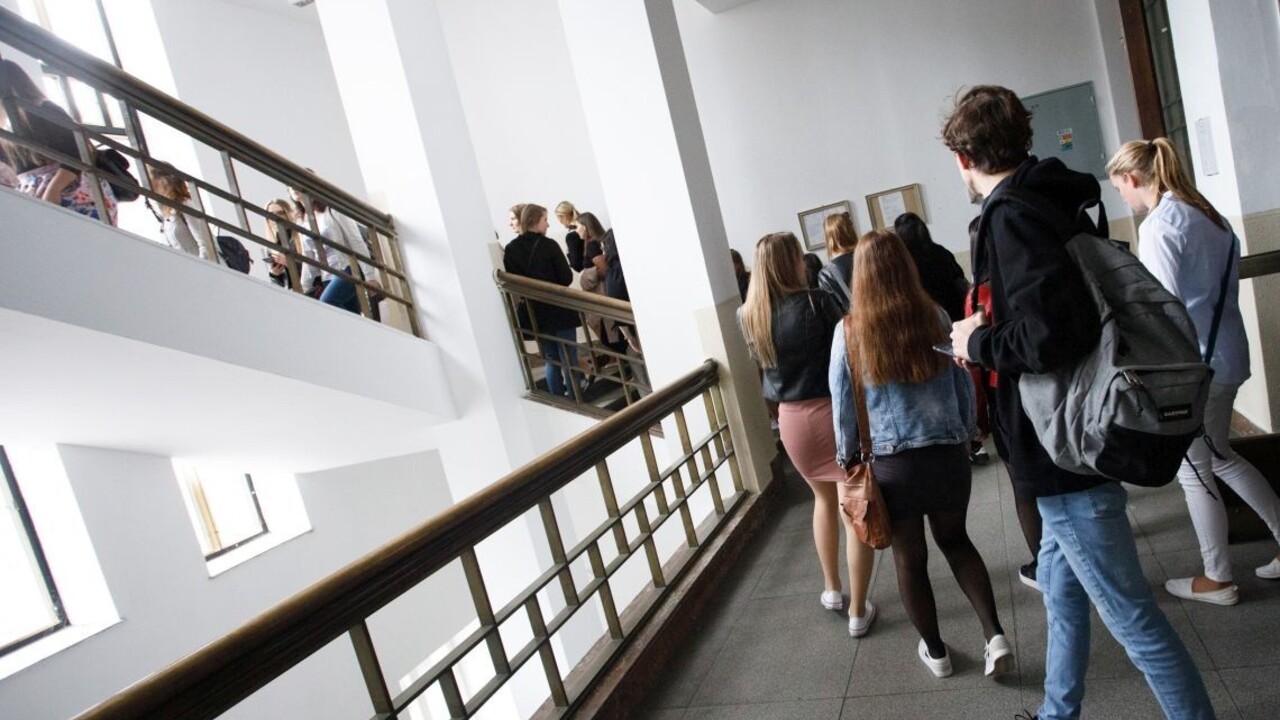 Rodičia vysokoškolákov majú stratiť nárok na daňový bonus na dieťa