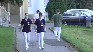 Študentov nasadili v nemocniciach, pripravujú ich na zlý scenár