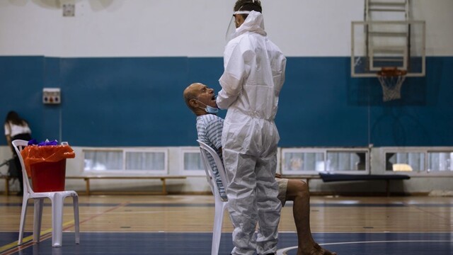 Netestovaní do karantény? Odborníci majú pochybnosti o ústavnosti