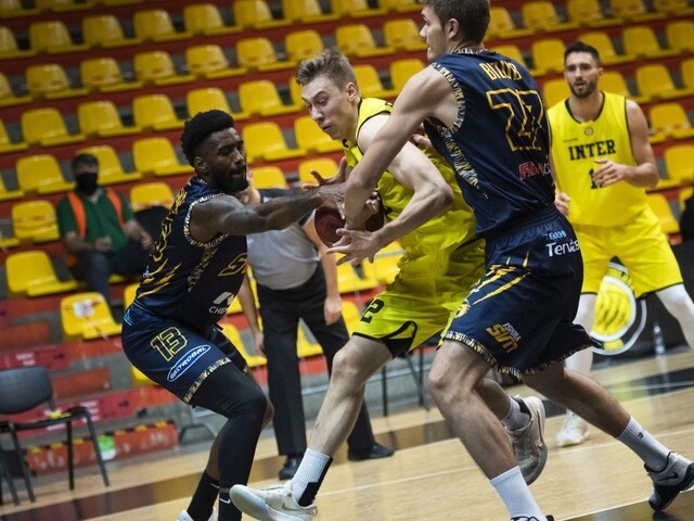 Basketbalistov testujú viackrát do týždňa, liga zatiaľ problémy nemá