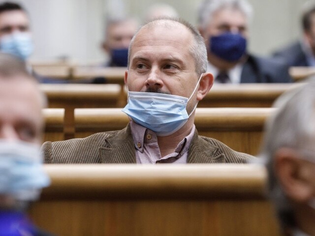 Kotleba mal pozitívny test na Covid, poslancov NR SR otestujú