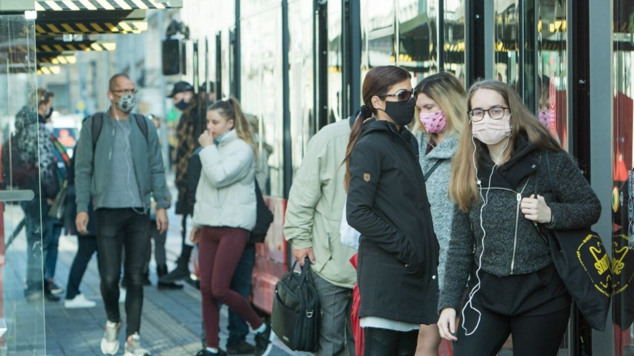 Bratislava koronavírus rúška ľudia 1140px (SITA/Ľudovít Vaniher)