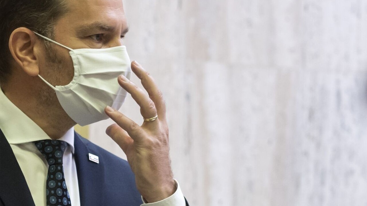 Na cintoríny chodiť nebudeme. Premiér varuje pred úplným lockdownom