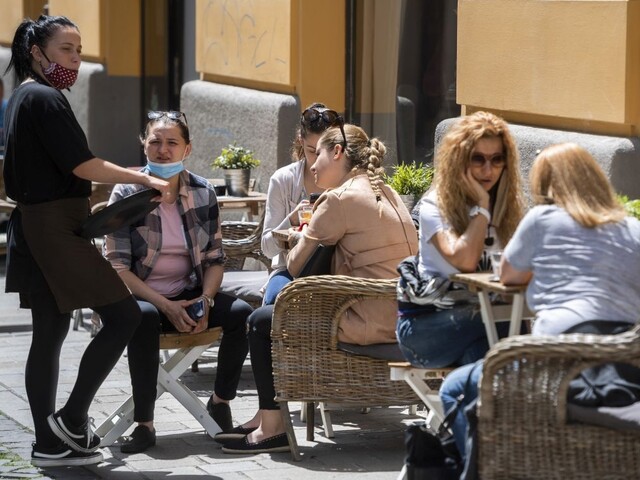 Aktivita firiem v eurozóne klesla. Opatrenia zasahujú najmä služby