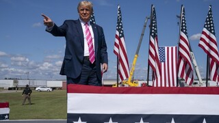 Trump navštívil knižnicu, predčasne odovzdal svoj volebný hlas