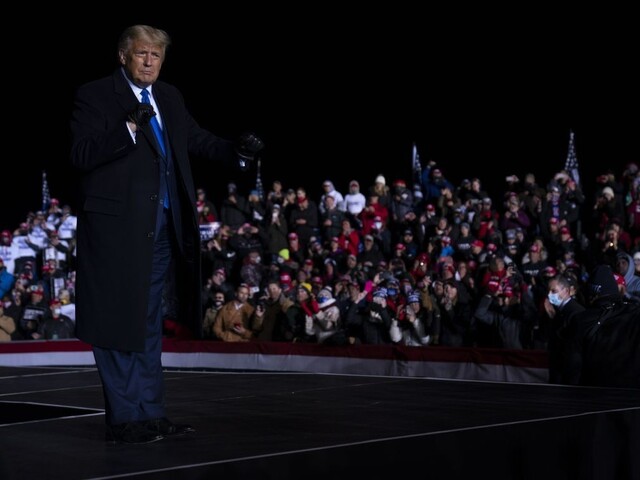 Kampaň pokračuje napriek pandémii, Trump sa stretol s voličmi