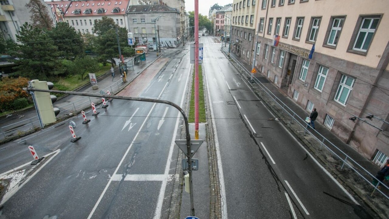 Testovanie je kľúčové, tvrdí premiér. Lockdown nemusí stačiť