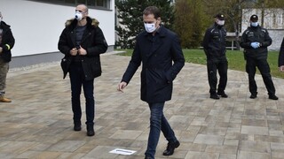 Premiér je s testovaním spokojný, odhalené problémy chce riešiť