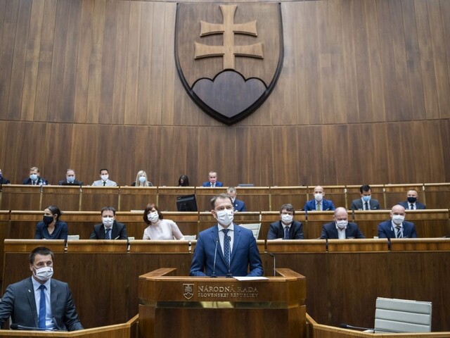 Viacerí poslanci sú nakazení, rokovanie sa NR SR zrejme odkladá
