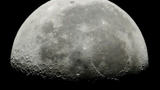 Predpoklady potvrdili nové štúdie, na Mesiaci objavili vodu