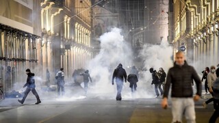 Dymovnice i fľaše. Proti turínskym ultras zasahovala polícia