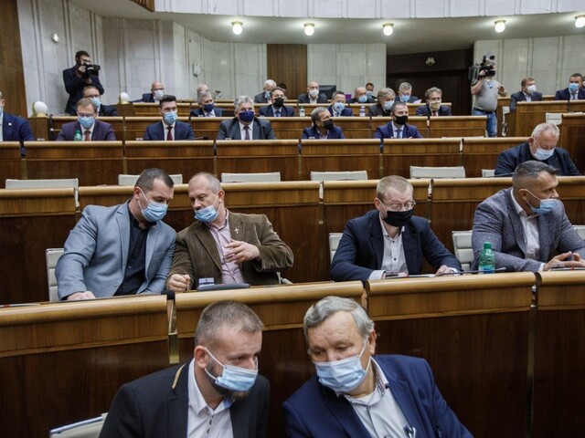 Nakazili sa poslanci koalície i opozície. Schôdza NR SR sa odkladá