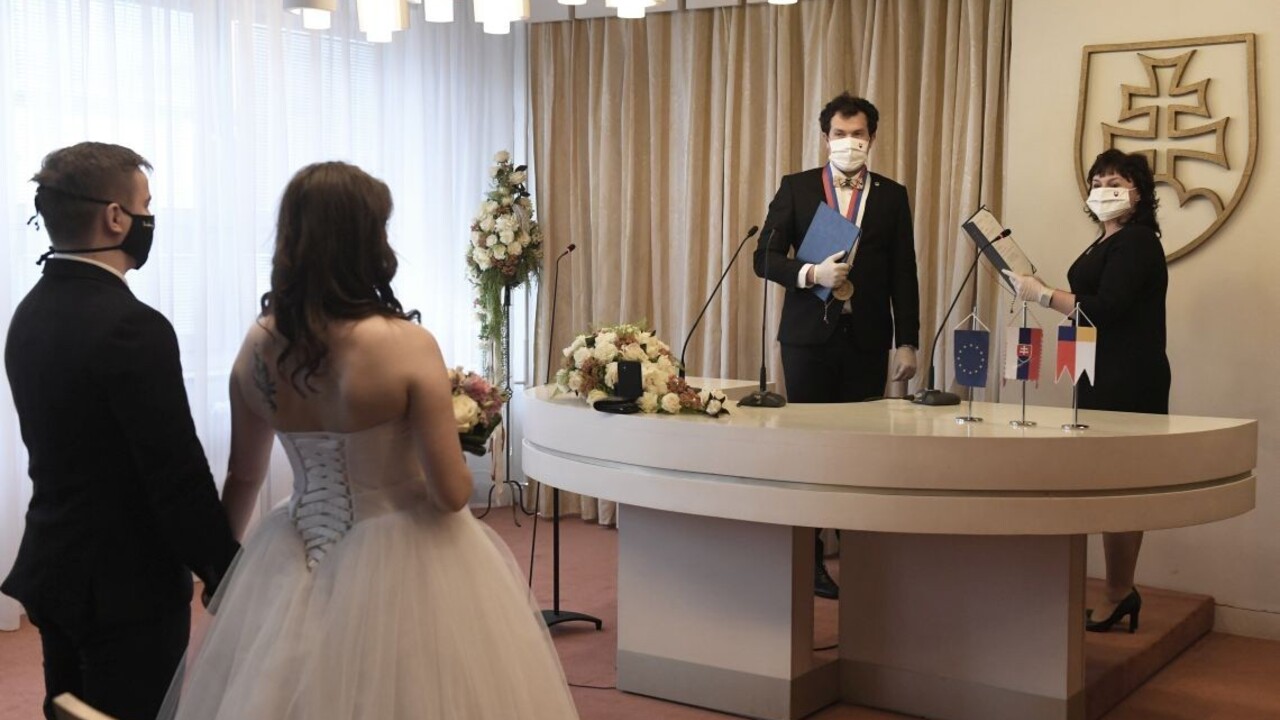 Obrady odkladajú, sobášiť sa však môžete i počas zákazu vychádzania