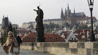 V ČR zakázali vychádzanie, stovky ľudí protestovali na námestí