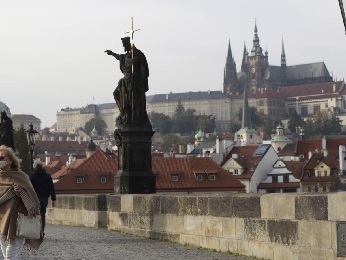 V ČR zakázali vychádzanie, stovky ľudí protestovali na námestí