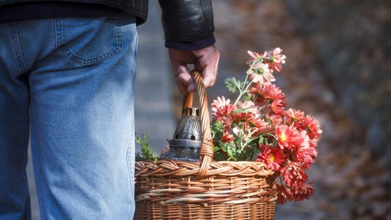 Pandemické dušičky. Návšteva cintorínov nepatrí medzi výnimky