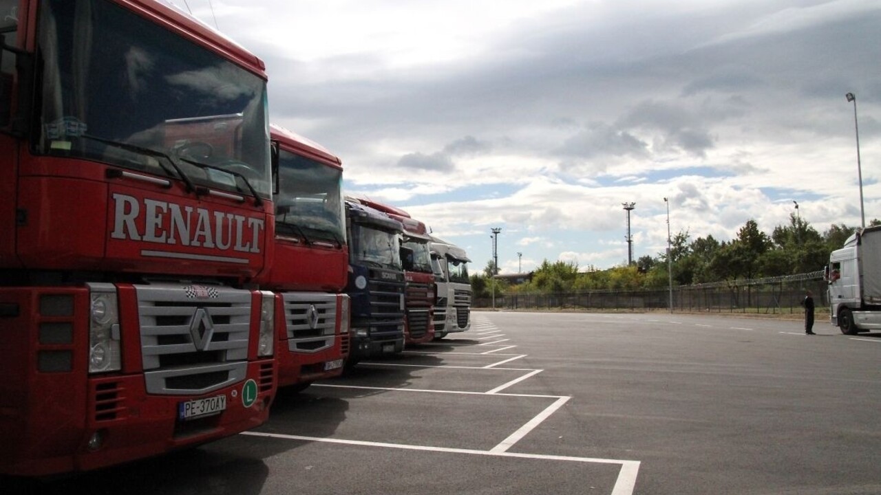 Zverejnili, či sa kamionisti a autobusári majú zúčastniť testovania