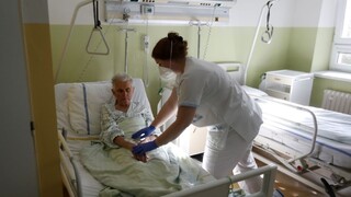 Rúško zachraňuje. WHO pri zdravotníkoch upozorňuje na vyhorenie