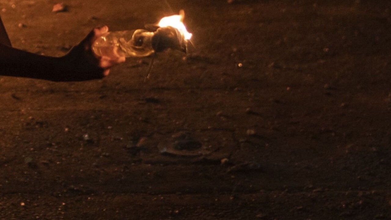 Mladík podpaľoval policajnú stanicu a bodal nožom. Zahynul