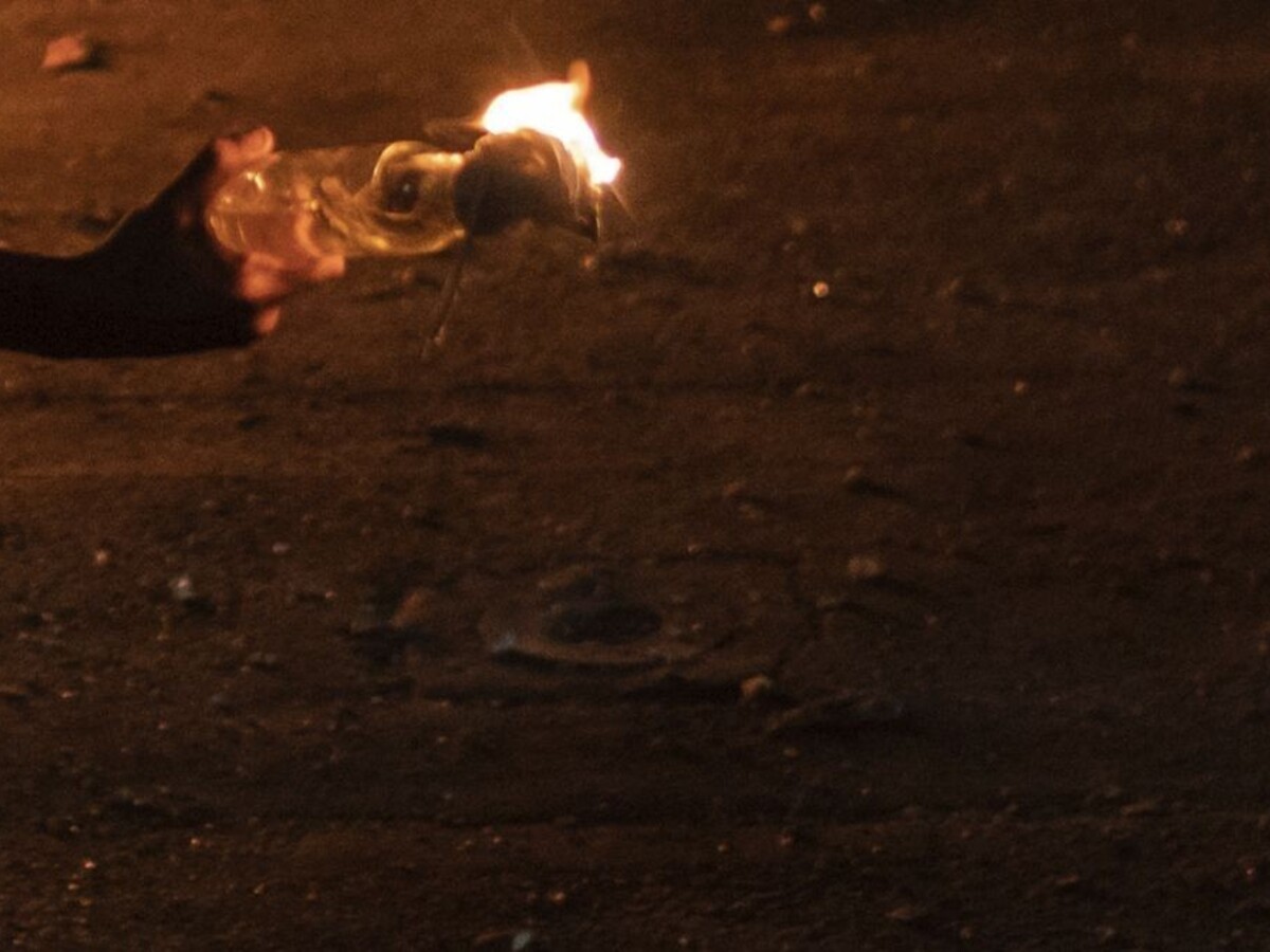 Mladík podpaľoval policajnú stanicu a bodal nožom. Zahynul