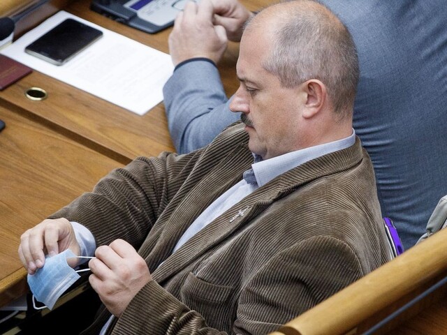Kotleba vraj porušil povinnú karanténu, odfotografovali ho pri tom