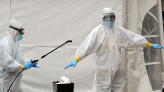 Zdravotníci stále chýbajú. Rezort ich chce zháňať aj počas víkendu