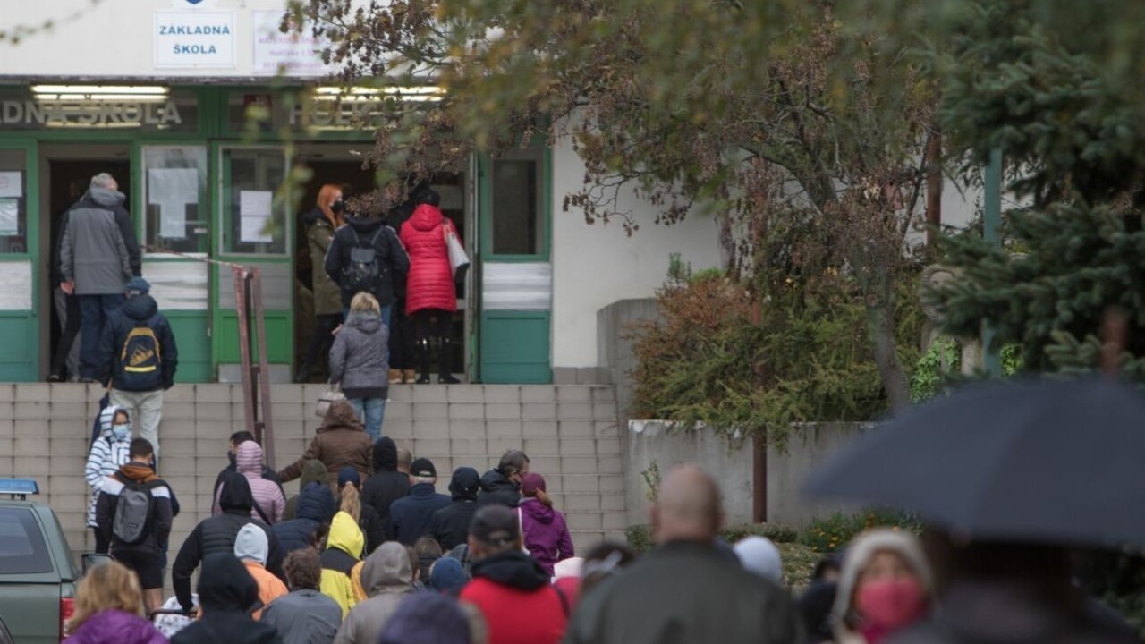 S plošným testovaním pomáhajú viacerí poslanci, najmä z koalície
